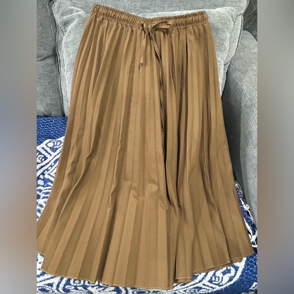 Pleated A-Line Midi Skirt in Brown with Drawstring Waist - Picture 2 of 3